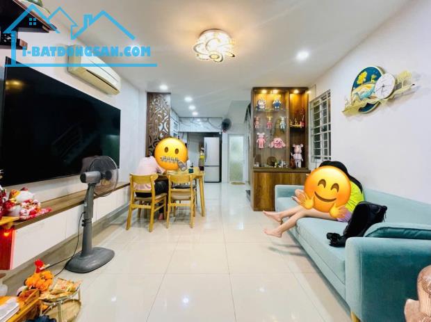 Sát Mặt  Tiền - Chính Chủ , 36M2 Dài 9M / 4 Tầng Đúc - 3 PN , 3 WC Nguyễn Trọng Tuyển - Pn - 1