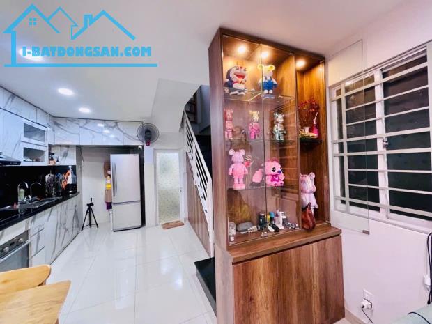 Sát Mặt  Tiền - Chính Chủ , 36M2 Dài 9M / 4 Tầng Đúc - 3 PN , 3 WC Nguyễn Trọng Tuyển - Pn - 3