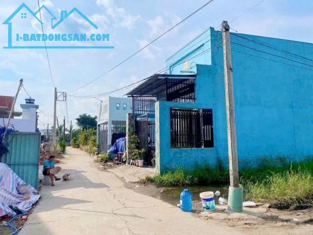 Nhà cấp 4, giá rẻ. Đường xe hơi, sổ hồng riêng cho người gia đình muốn an cư
