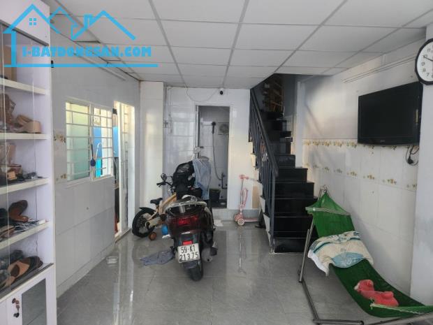 Bán nhà 3 tầng, sổ hồng riêng, hẻm thông, nhỉnh 1 tỷ, cách mạng tháng 8, Lái Thiêu, BD - 1