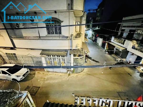 GÓC 2 MẶT TIỀN - SÁT CẠNH ĐẦM SEN - XE HƠI VÀO NHÀ - 3 TẦNG - 64M - GIÁ MỀM NHỈNH 5