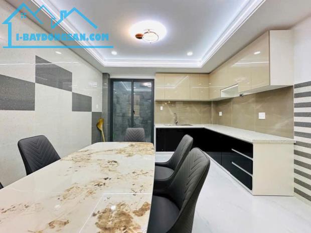 Kẹt tiền chủ cần bán nhanh căn nhà đường Phan Văn Hân, Quận Bình Thạnh. Giá chỉ 2 tỷ 700 ( - 3