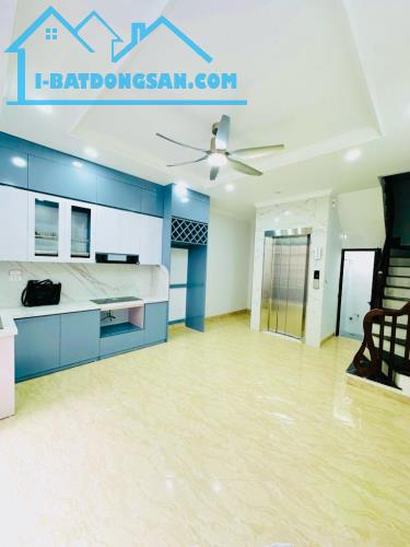Bán nhà phân lô phố Giáp Bát - nhiều tiện ích dt 45M * 6T thang máy , giá 8.8 tỷ SĐCC
