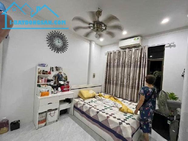Bán nhà phố Vương Thừa vũ cách mặt phố 30m 16 tỷ.