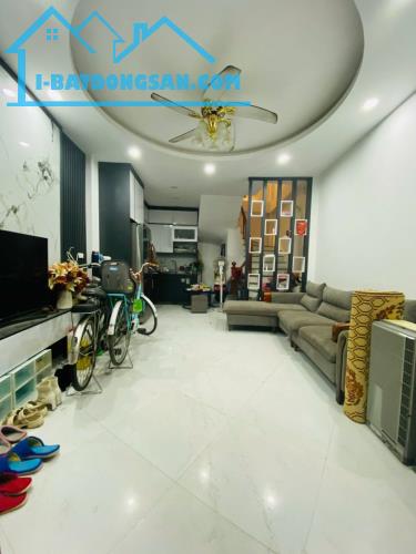 Cho thuê nhà riêng 300 Phố Mỹ Đình 5 tầng x 32m2, 3 ngủ, 4 wc, 15 Triệu VP kết hợp ở 5ng