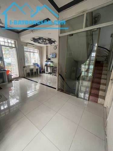 BÁN GẤPNHÀ CĂN GÓC 2 MẶT TIỀN, BÌNH HƯNG, BÌNH CHÁNH.
DT: 61M2 (5 X 12M) 3TẦNG CHỈ 9.5 TỶ - 2