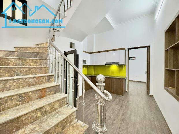 NHÀ SIÊU HÓT OTO ĐỖ CỬA CÁCH 1 NHÀ RA TRỤC CHÍNH OTO TRÁNH NHAU