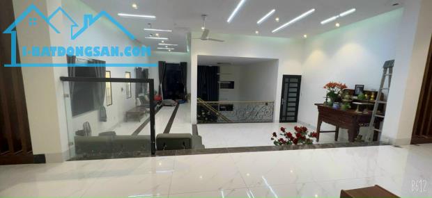 Bán căn Biệt Thự đẹp gần Cơ Sở 5 Lạc Hồng, Bửu Long, 300m2, giá 11 tỷ.