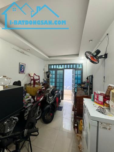 Bán nhà gần Chợ Tân Hương, khu sầm uất, 2 tầng BTCT , không có căn thứ 2 so sánh, 3.35 tỷ.