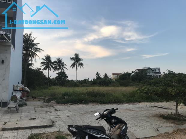 CẶP LÔ LÊ THÁNH TÔN GẦN NGÃ 5 PHƯỜNG NGHĨA CHÁNH TP QUẢNG NGÃI