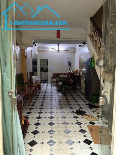 Cho thuê nhà ngõ ôtô phố Nguyễn Ngọc Vũ Cầu Giấy 40m x 4 tầng, giá 11tr/tháng