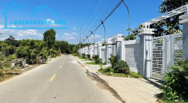BÁN GẤP,RẺ (279,3m2 )ĐẤT MẶT TIỀN NHỰA,NỞ HẬU, SHR,DÂN CƯ SẦM UẤT, NHÀ HIỆN HỮU SANG SÁT