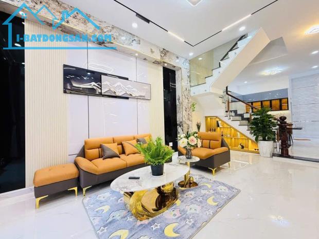 Đi nước ngoài định cư bán gấp nhà ở đường Nguyễn Thị Minh Khai, phường 2, quận 3, giá 2 tỷ - 1
