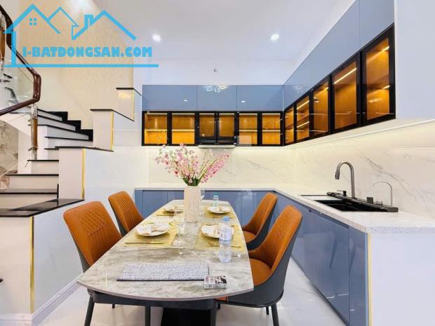 Đi nước ngoài định cư bán gấp nhà ở đường Nguyễn Thị Minh Khai, phường 2, quận 3, giá 2 tỷ - 2