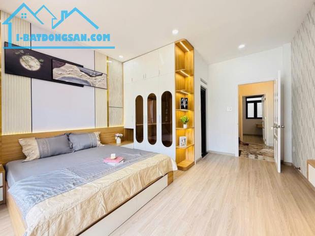 Đi nước ngoài định cư bán gấp nhà ở đường Nguyễn Thị Minh Khai, phường 2, quận 3, giá 2 tỷ - 3