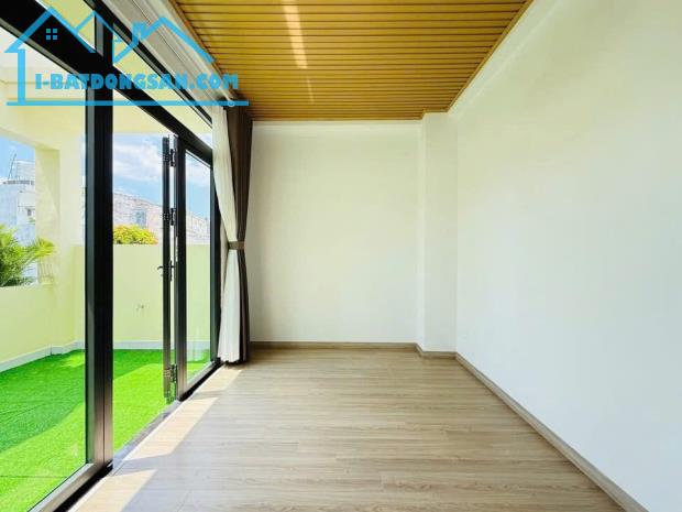 Đi nước ngoài định cư bán gấp nhà ở đường Nguyễn Thị Minh Khai, phường 2, quận 3, giá 2 tỷ - 4