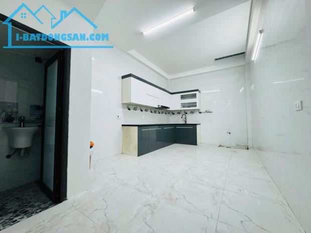 Bán 48,2m2 nhà dân xây đẹp 4,5 tầng tổ 16 Thạch Bàn, sát chợ Đồng Dinh. Cách 30m ra ô tô