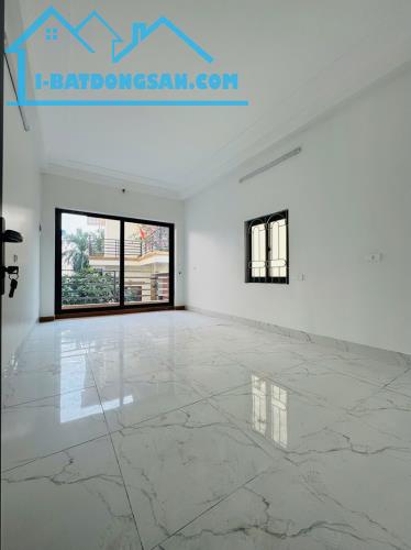 Bán 48,2m2 nhà dân xây đẹp 4,5 tầng tổ 16 Thạch Bàn, sát chợ Đồng Dinh. Cách 30m ra ô tô - 4