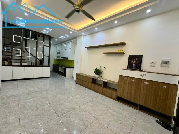 Cho thuê lâu dài nhà 5 tầng, nhà mới,nội thất mới ,oto đỗ cửa ngõ 462 Ngọc Thuỵ, Long Biên