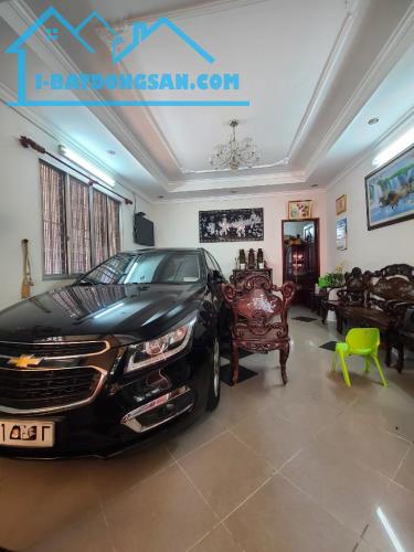 Cần bán nhà mặt tiền 3 tầng, ngay Cầu Công Lý