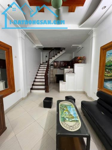 Bán nhà Hoàng Hoa Thám, 37m, 5 tầng, 6.5 tỷ, ngõ thoáng, gần phố, dân xây