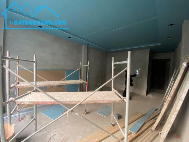 Nhà mới kính coong 6 tầng ,thang máy ,ô tô đỗ cửa ngõ148 ngọc hồi . - 2