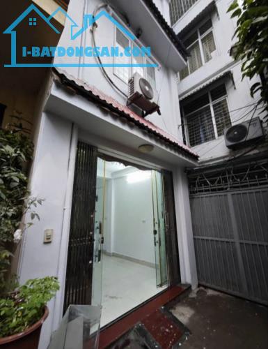 Cho thuê nhà ngõ 594 Lĩnh Nam, 43m2 x 3.5 tầng, 3 ngủ, 4 WC, giá 10 Triệu ở gđ, nhóm ngoan