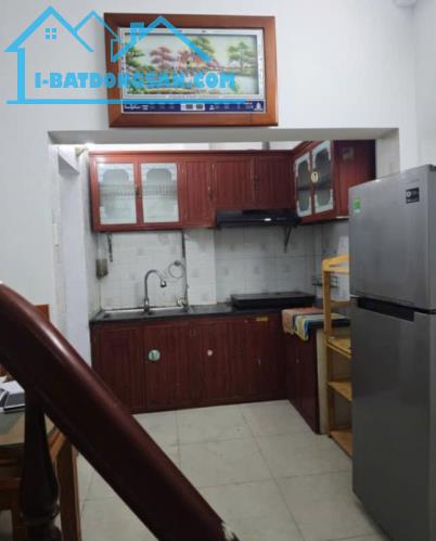 Cho thuê nhà ngõ 594 Lĩnh Nam, 43m2 x 3.5 tầng, 3 ngủ, 4 WC, giá 10 Triệu ở gđ, nhóm ngoan - 2