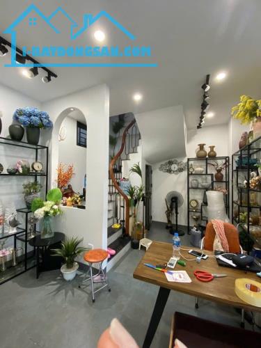 NHÀ ĐẸP ĐẠI LA - 5 TẦNG KIÊN CỐ, 2 MẶT NGÕ, LÔ GÓC 3 THOÁNG, BA GÁC ĐỖ CỬA, 10M OTO - GIÁ - 1