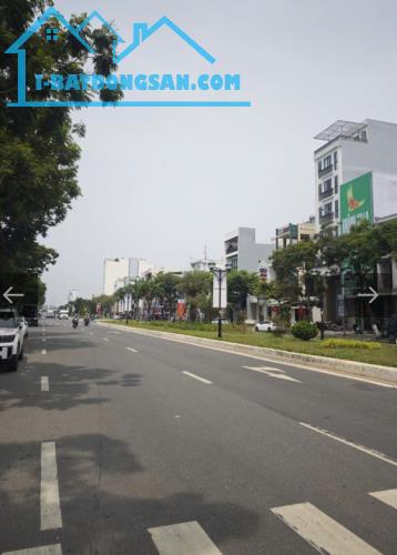 vị trí độc tôn. lô đất mặt tiền hồ xuân hương 200m2. giá 38tỷ thương lượng.