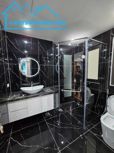 BÁN NHÀ NGỌC LÂM – 7 TẦNG – THANG MÁY – GARA Ô TÔ – 12 TỶ(có thương lượng)
