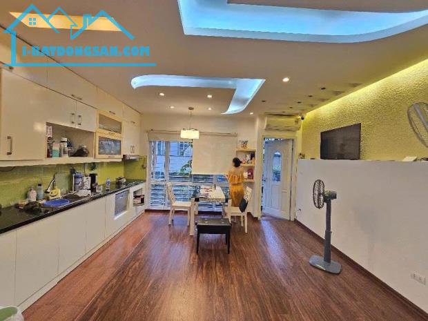 Phố Hoàng Quốc Việt, Cầu Giấy. Oto đỗ cửa, nhà 6 tầng x 40m, giá 7.9 tỷ - 1