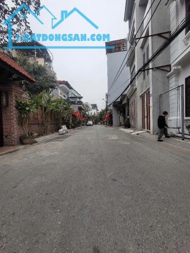 Bán đất tặng nhà 2 tầng - phố Thanh Am - Long Biên - Thông số đẹp -  2 Mặt tiền - 2