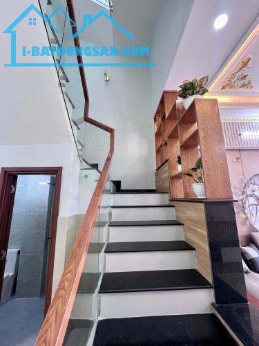 Bán nhà Trường Thạnh - Q9 , nhà 3 tầng 61m2, full nội thất , Giá 5.x tỷ