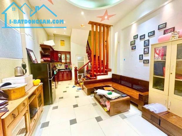 Bán nhà Cầu Giấy 40m, 5 tầng, giá 7.8 tỷ dân xây, ở ngay, gần phố - 1