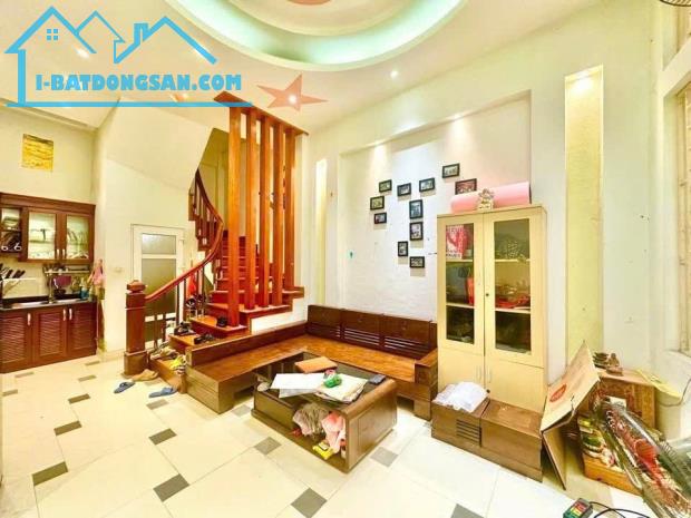 Bán nhà Cầu Giấy 40m, 5 tầng, giá 7.8 tỷ dân xây, ở ngay, gần phố