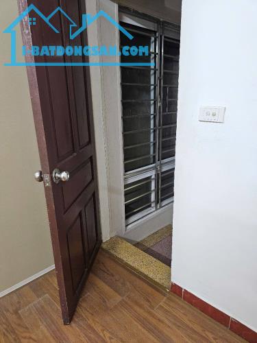 Cho thuê nhà Phố Bạch Đằng 3.5 tầng, 2 ngủ, ở nhóm 4 người, hộ gia đình, KD online 8.5 - 2