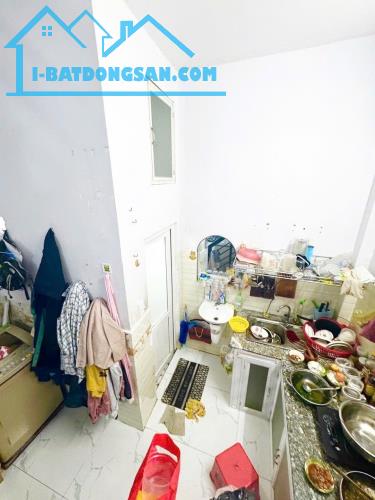 🏘️ NHÀ 2 TẦNG BTCT. Hẻm 4m THÔNG. Giá 3ty700tr. - Kết cấu 2 tầng BTCT. - 3 phòng ngủ. 3 n
