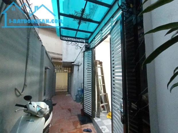 3 BƯỚC Ô TÔ ĐỖ CỬA - NHÀ ĐẸP - 3 NGỦ ĐỦ CÔNG NĂNG. NHÀ TẬP THỂ TÂN MAI - 4