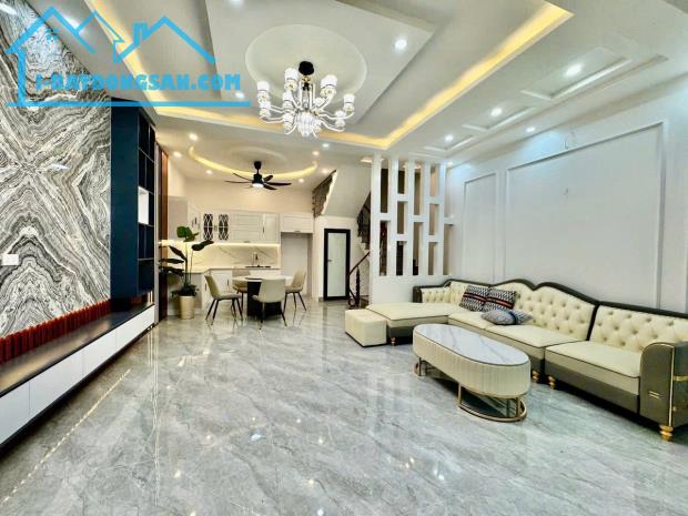 Bán nhà 3 tầng sạch đẹp sau 1 nhà mặt đường Ngô Gia Tự - 5
