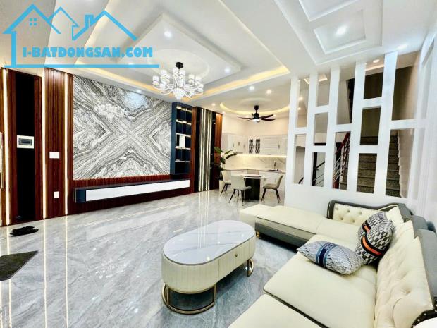 Bán nhà 3 tầng sạch đẹp sau 1 nhà mặt đường Ngô Gia Tự - 4