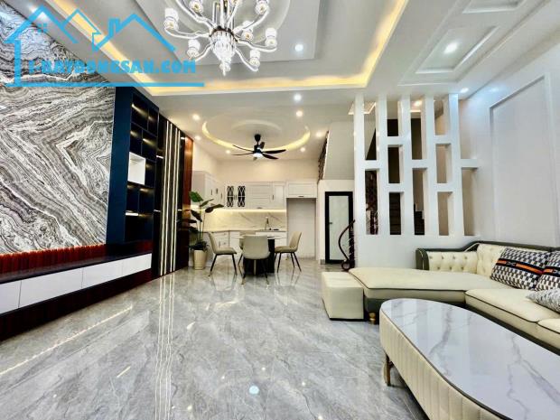 Bán nhà 3 tầng sạch đẹp sau 1 nhà mặt đường Ngô Gia Tự - 1