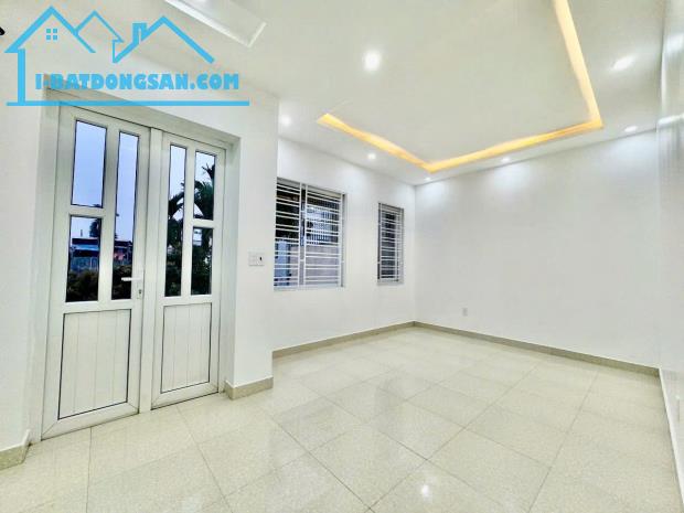 Bán nhà 3 tầng sạch đẹp sau 1 nhà mặt đường Ngô Gia Tự