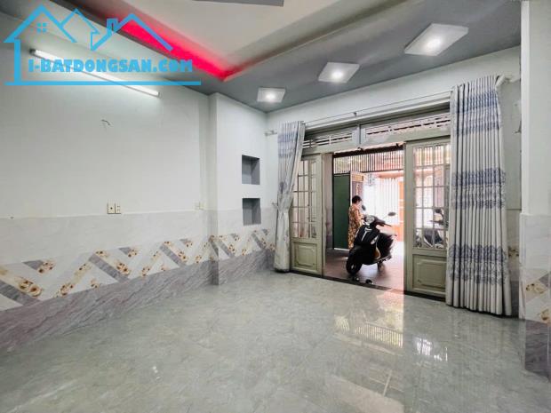 Bán nhà MẶT TIỀN giá trong hẻm-xe hơi vào nhà-chợ Gò Vấp-khu VIP P4-Nhỉnh 6tỷ