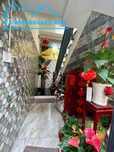 Bán Nhà 1 trệt 3 lầu. Mặt Tiền kinh doanh ngay ĐH Cảnh Sát & Học Viện Tư Pháp