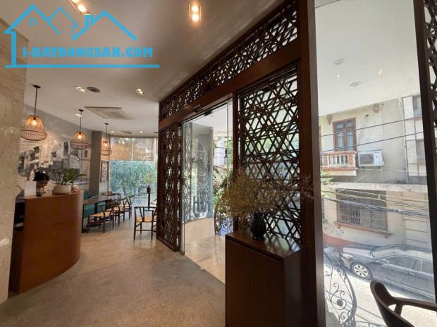 (Tin thật 100%) Bán Apartment lô góc 131m2 tại Hoàng Cầu - Ô tô vào nhà - Dòng tiền 2,4 - 2