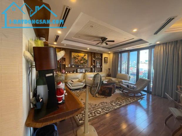(Tin thật 100%) Bán Apartment lô góc 131m2 tại Hoàng Cầu - Ô tô vào nhà - Dòng tiền 2,4 - 4
