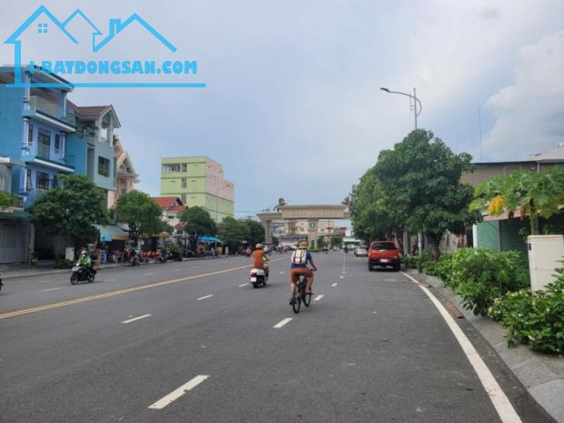 Biệt thự đẹp hiếm có khu Vạn Phúc – sân đậu 3 ô tô – SHR – chỉ 27 tỷ