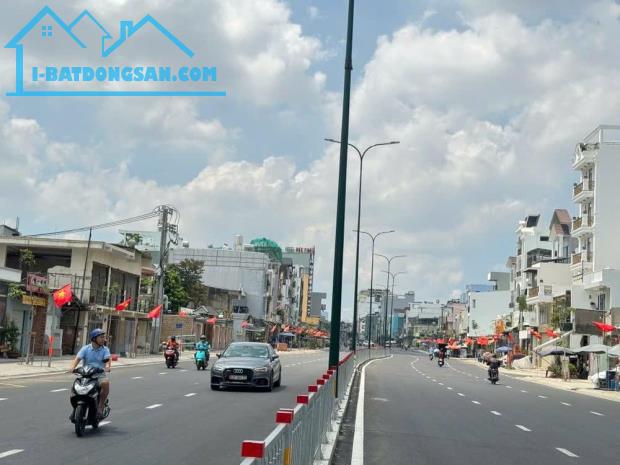 Bán nhà MTKD đường 32M Dương Quảng Hàm ngang 5m 100M² KD đa ngành 23.2 tỷ 

Mô tả - 1