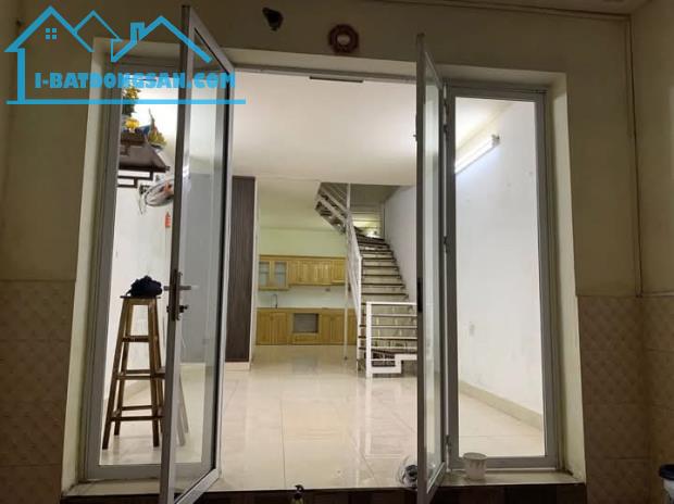 Cho thuê nhà ngõ ba gác phố Định Công Thượng Hoàng Mai 54m x 2 tầng, giá 8tr/tháng